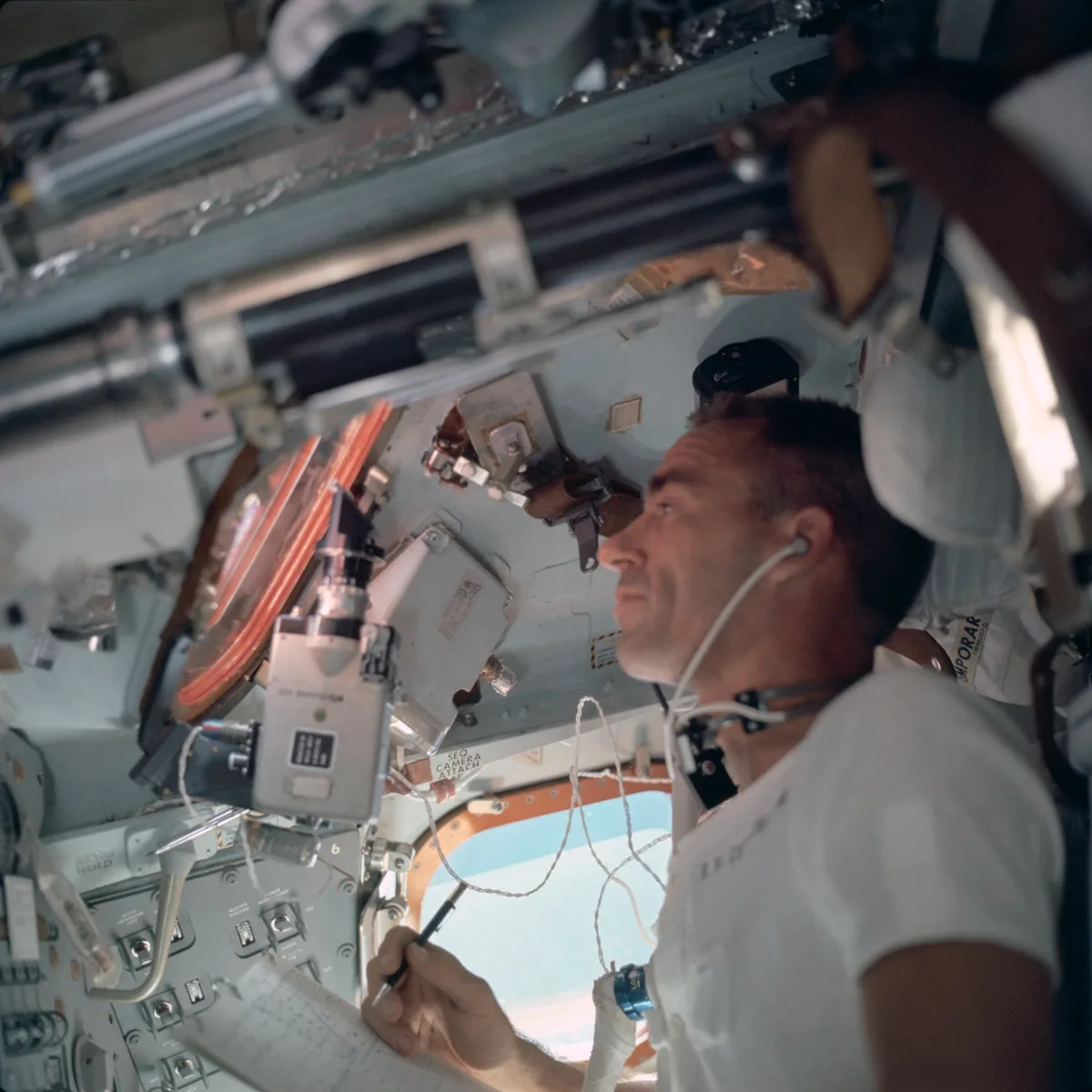Astronaut Walter Cunningham arbeitet bei der Apollo-7-Mission am Space Sextant des Kommandomoduls.