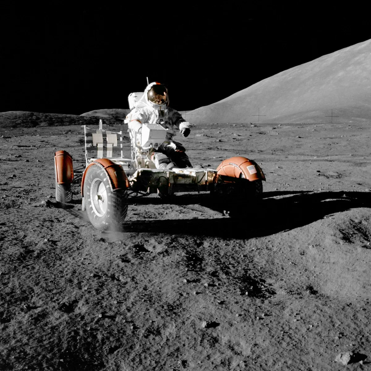 Eugene Cernan am 11. Dezemeber 1972 bei beim kurzen Check des Lunar Rover der Apollo-17-Mission.