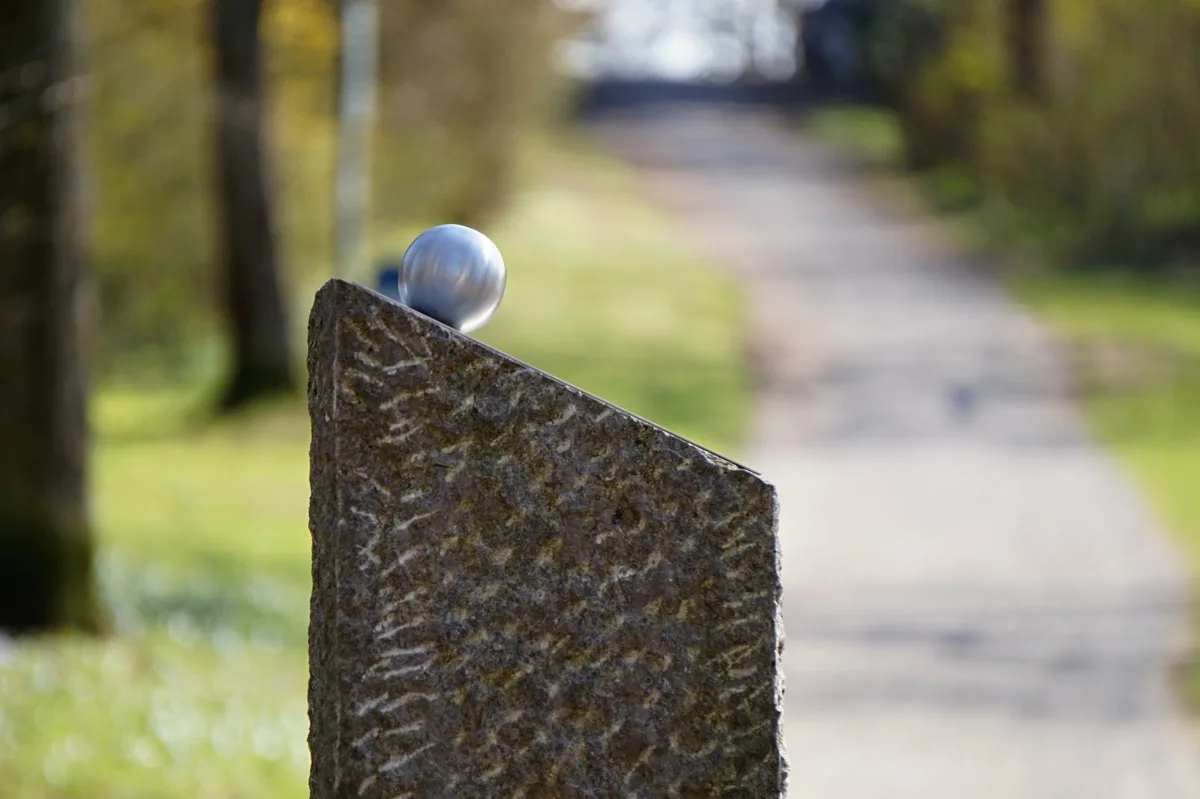 Der Jupiter auf dem Planetenweg in Würzburg. Zum nächsten extrasolaren Stern wären es in diesem Maßstab etwa 20000 Kilometer.