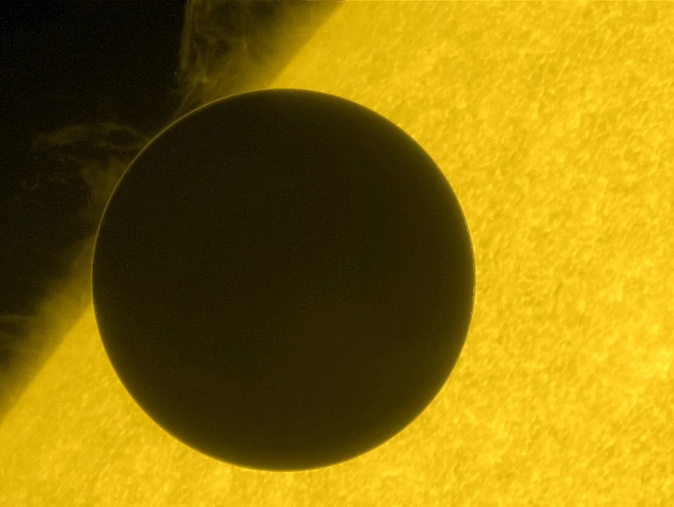 Eine Aufnahme des Hinode-Teleskops vom Transit der Venus an der Sonne vorbei. <small>Credits: <a href=