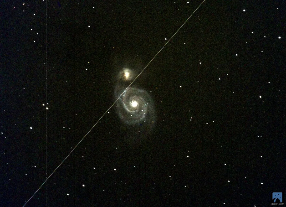 Doppelgalaxie [DaGlausch][16] und [Salmenghest][17] (NGC 5195), in der Brücke zwischen den beiden Galaxien entstand der PULS von DaGlausch der Koalition Thoregon (Die SOL muss bei der Aufnahme wohl gerade durch das Bild geflogen sein 😉 ).