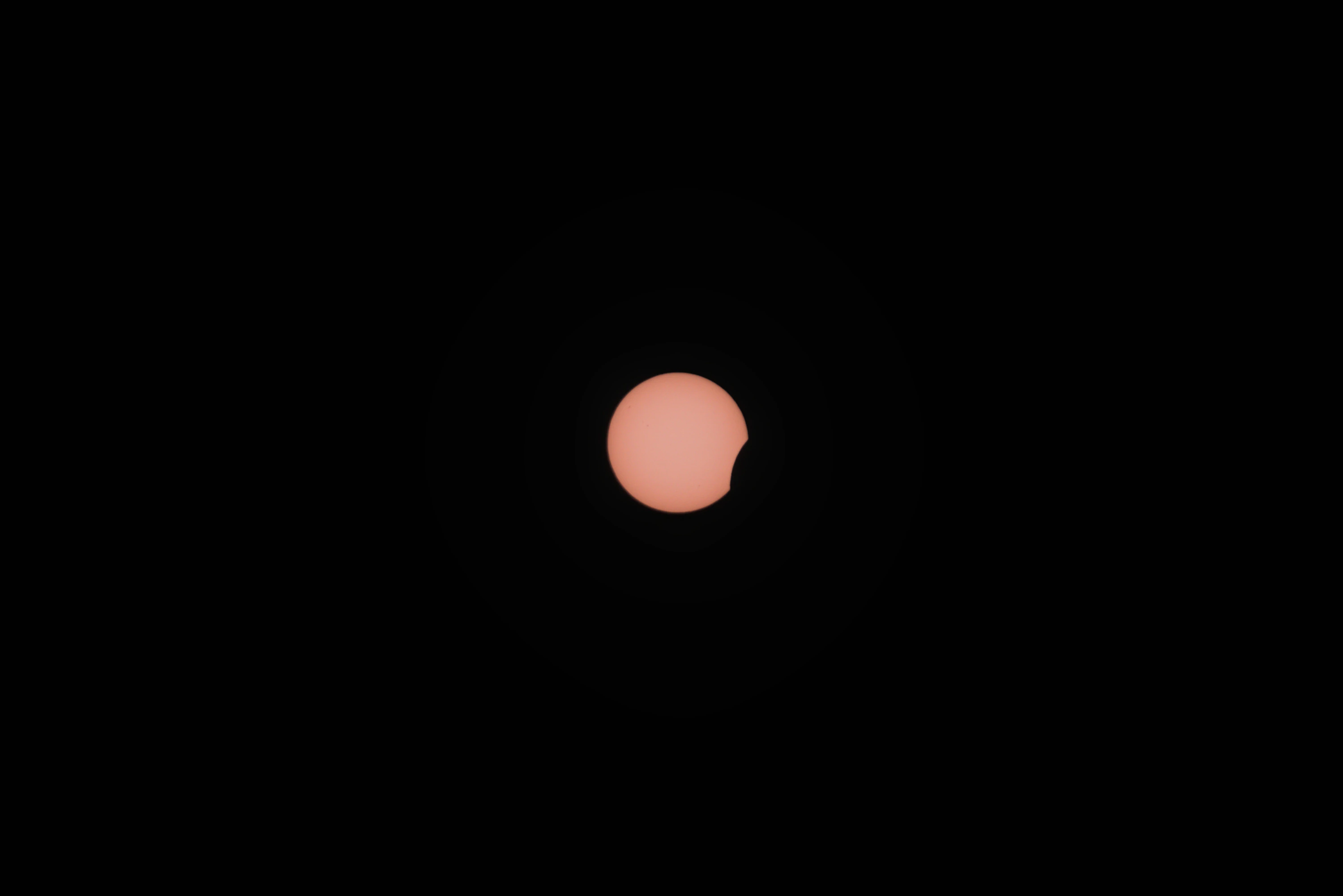 Aufnahmen durch den Sonnenfilter der zunehmenden Bedeckung der Sonne durch den Mond.