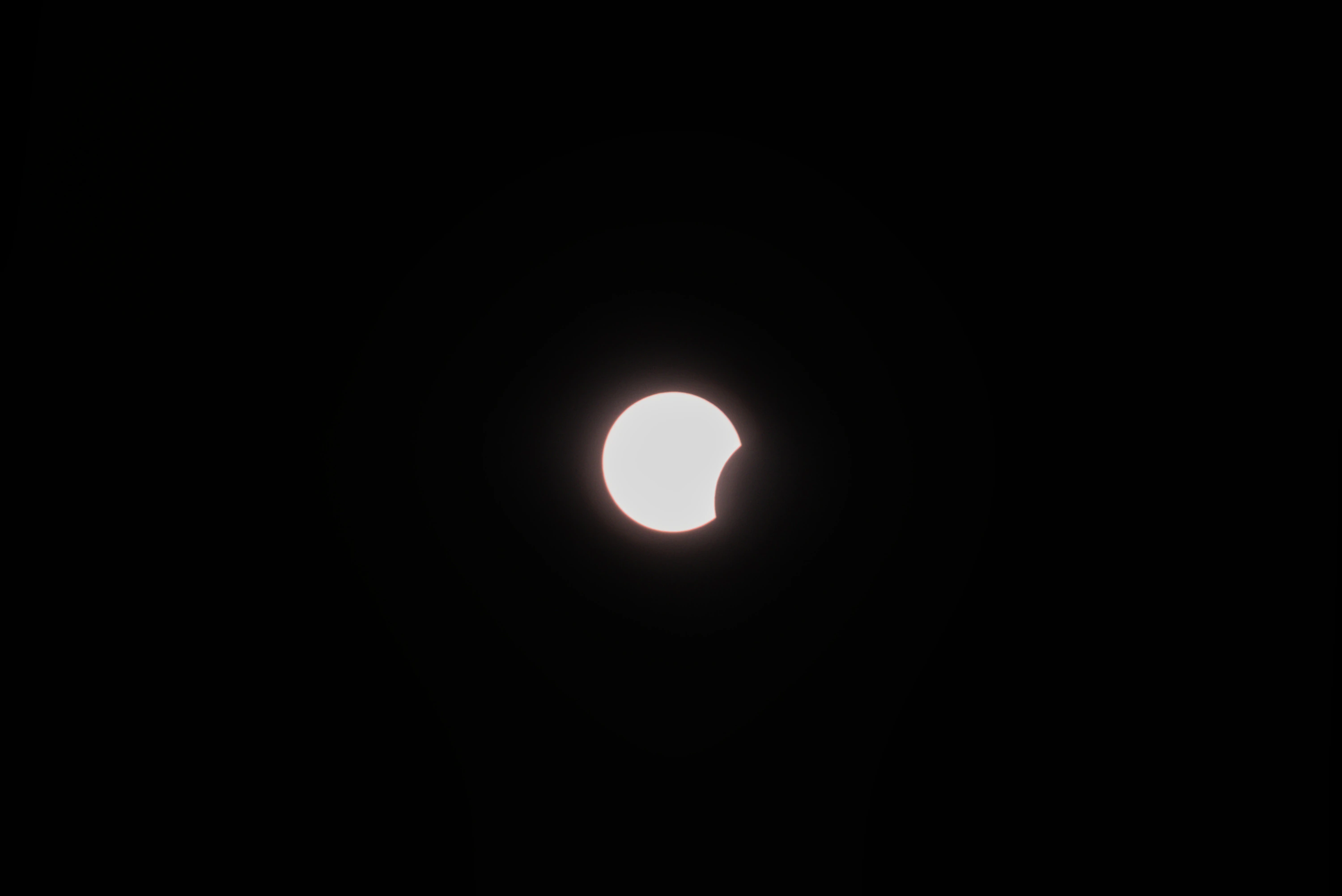 Aufnahmen durch den Sonnenfilter der zunehmenden Bedeckung der Sonne durch den Mond.