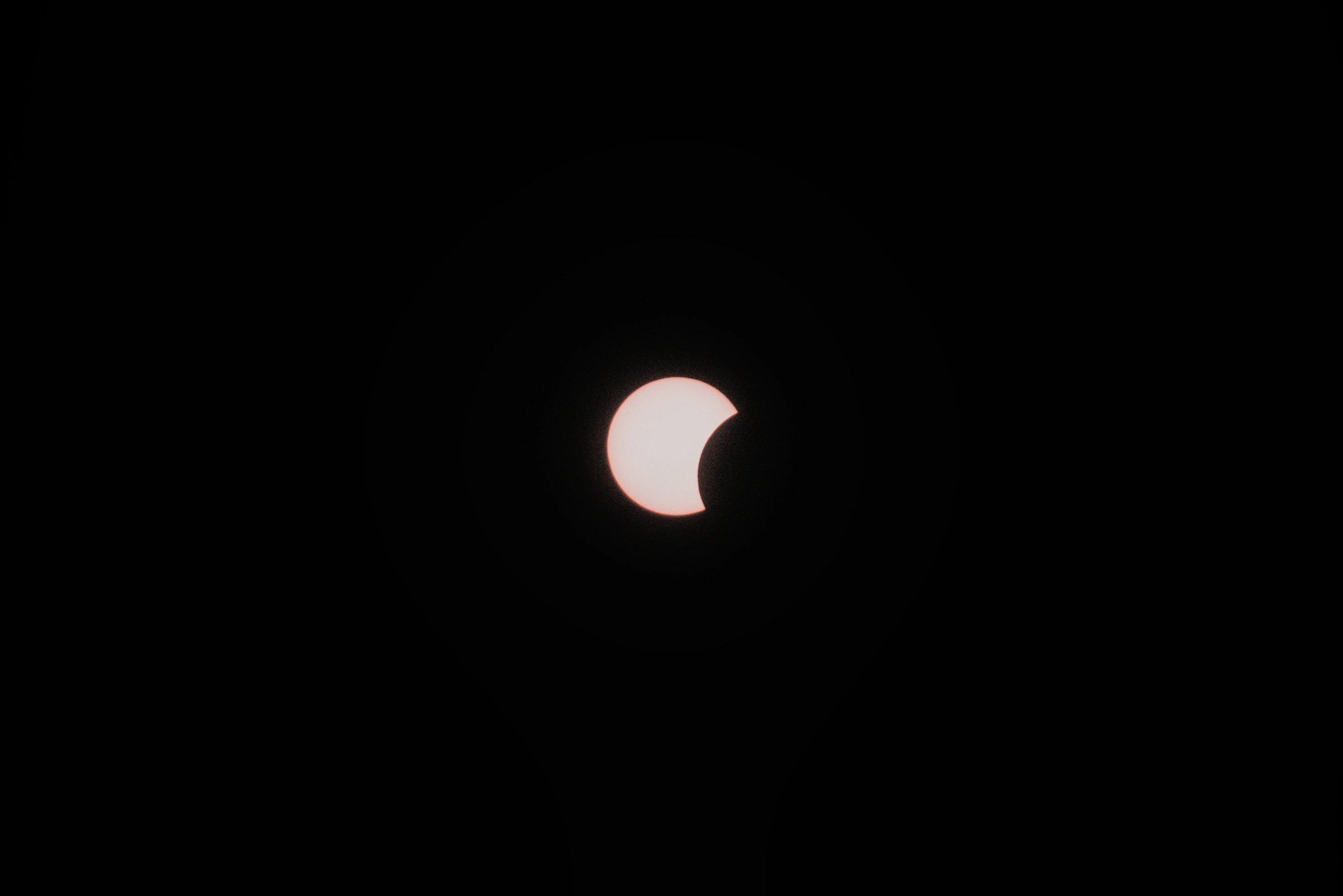 Aufnahmen durch den Sonnenfilter der zunehmenden Bedeckung der Sonne durch den Mond.