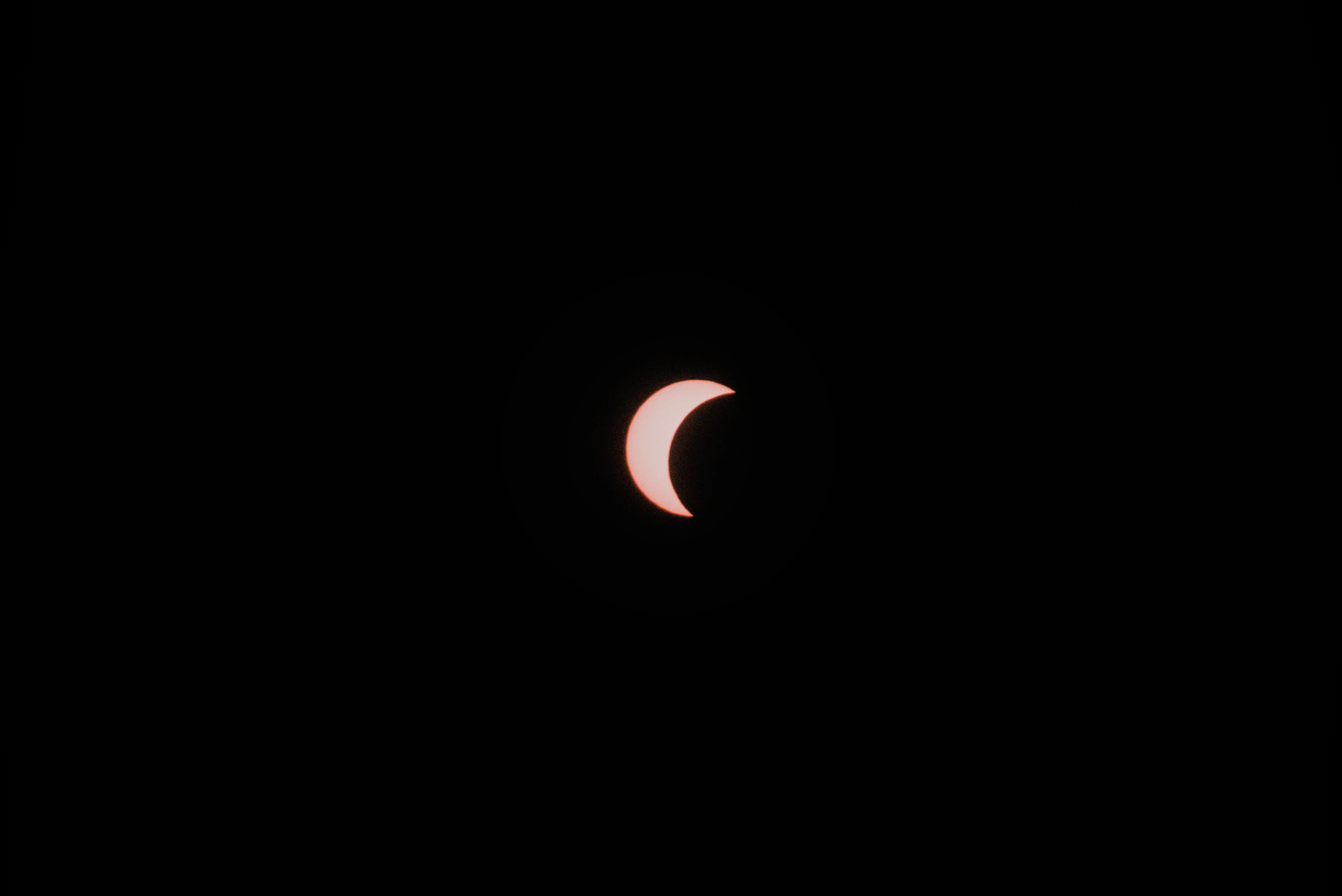 Aufnahmen durch den Sonnenfilter der zunehmenden Bedeckung der Sonne durch den Mond.