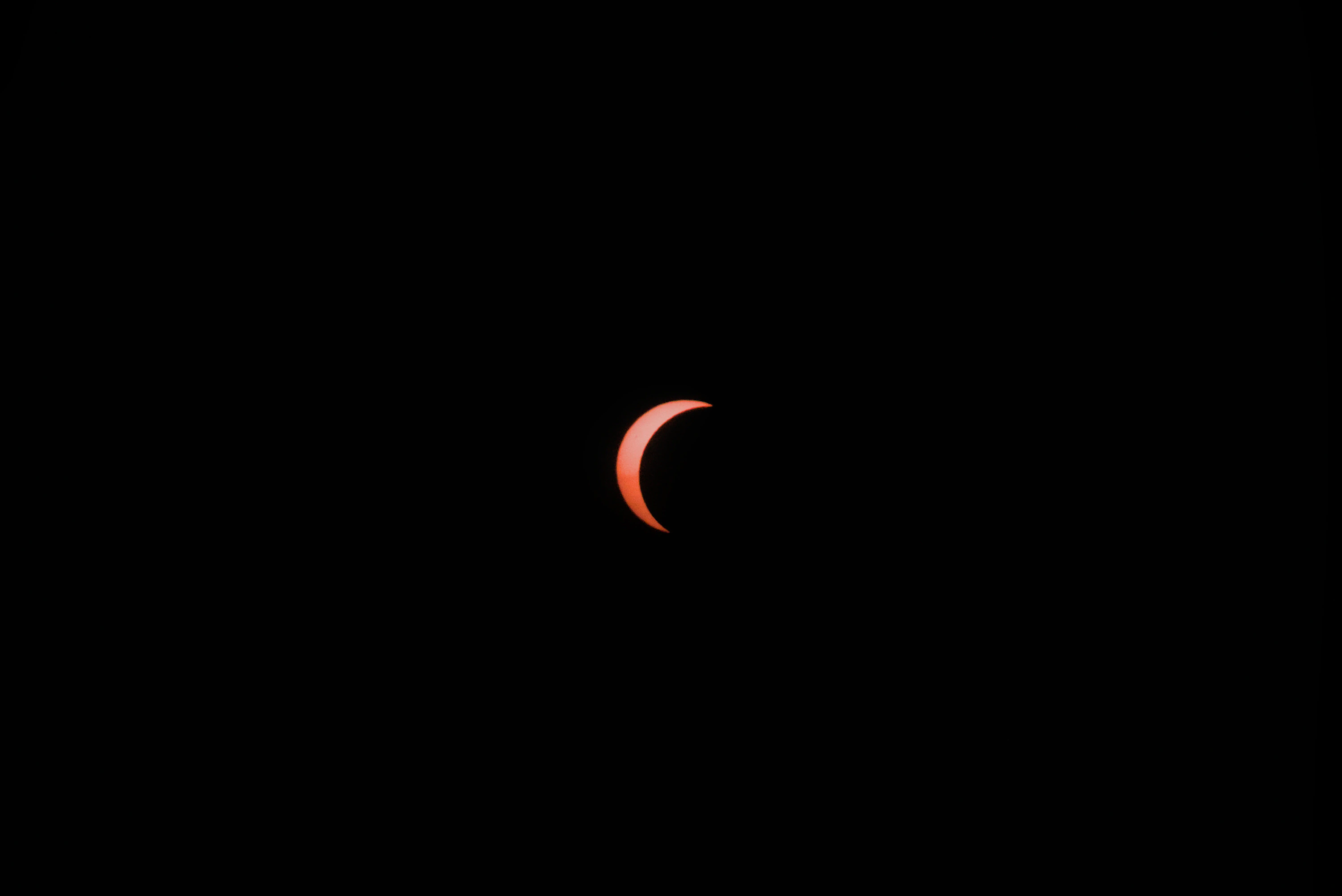 Aufnahmen durch den Sonnenfilter der zunehmenden Bedeckung der Sonne durch den Mond.