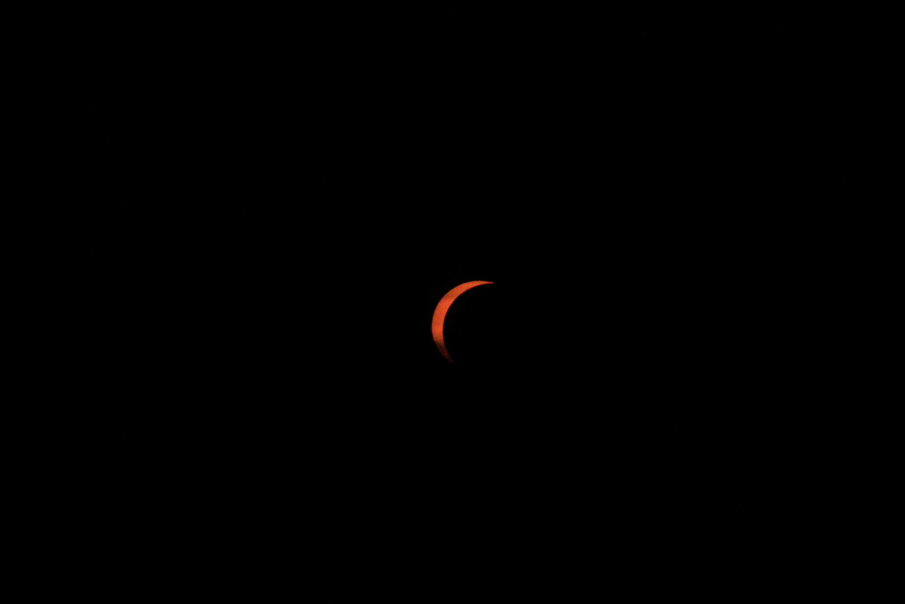 Aufnahmen durch den Sonnenfilter der zunehmenden Bedeckung der Sonne durch den Mond.