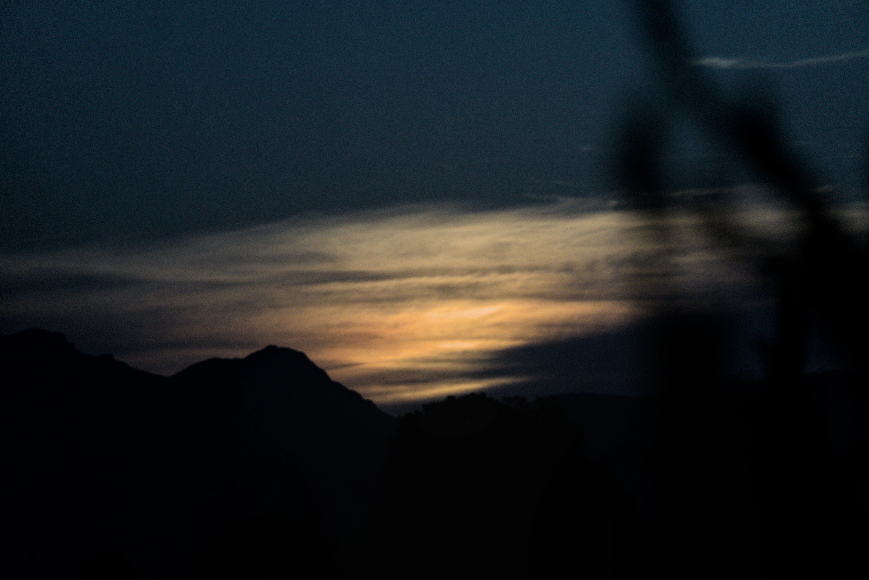 Aufnahmen durch den Sonnenfilter der zunehmenden Bedeckung der Sonne durch den Mond.