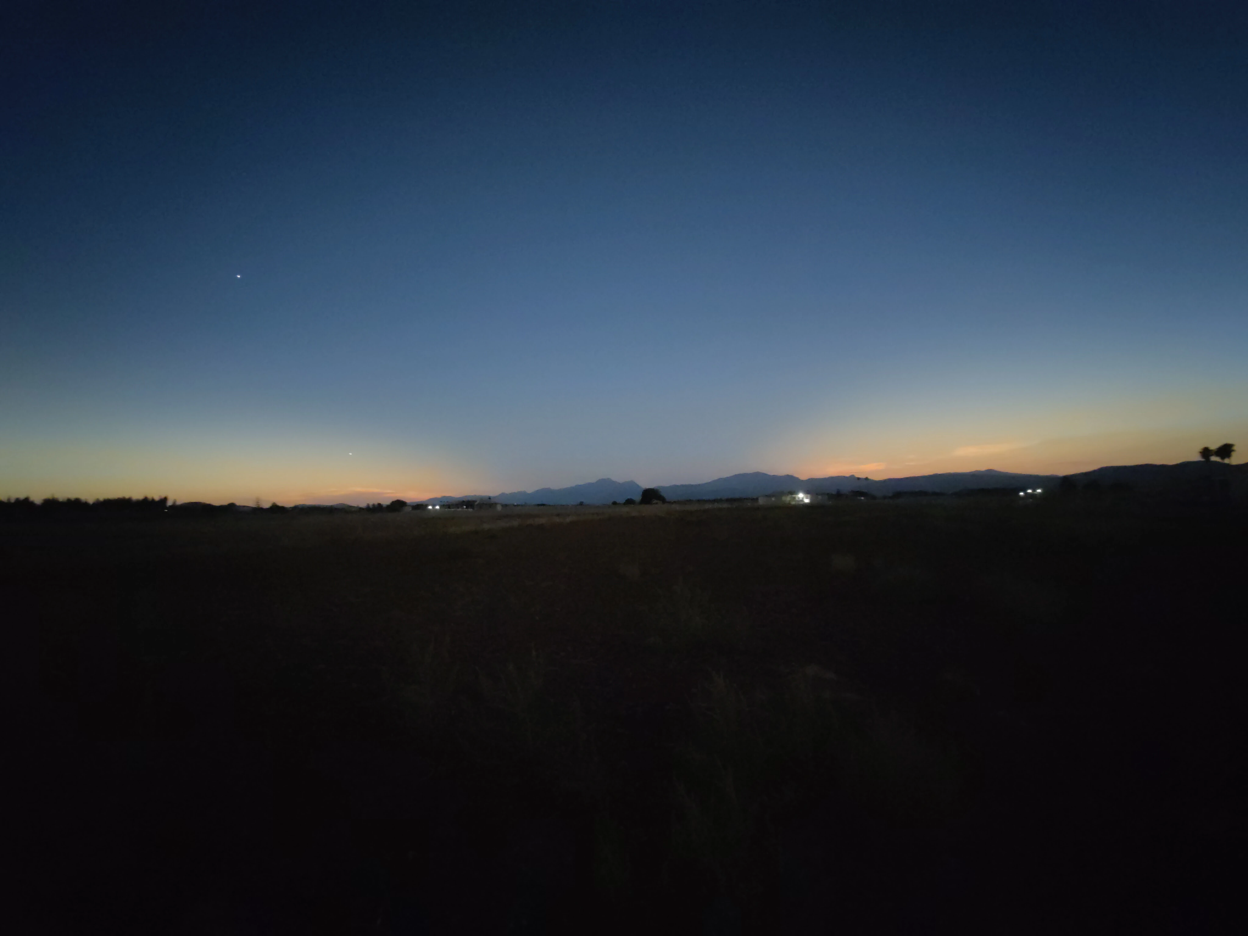 Die Totalität an unserem Ort: Dunkler Berge in der Mitte, helle Berge links und rechts. Und wir im Schatten.